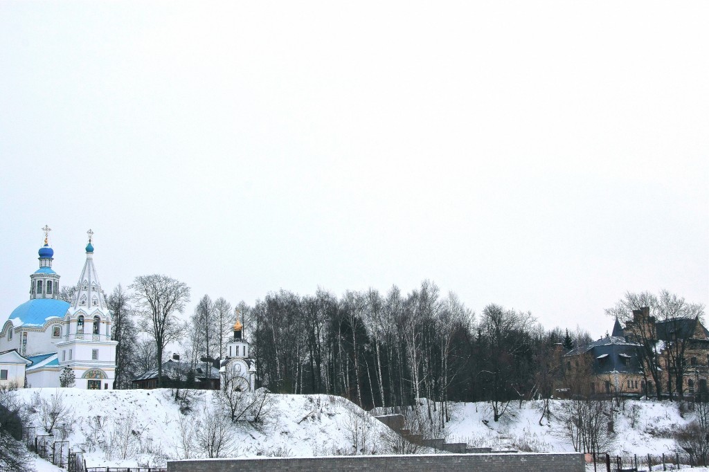 Панорамный вид на храм и усадьбу Морозовых со стороны Москва-реки.